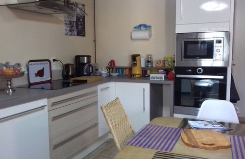 Gavray Bed & Breakfast | Spacious LIN Room - Breakfast included