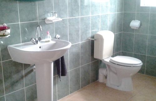 Gavray Bed & Breakfast | Spacious LIN Room - Breakfast included