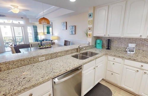 Tybee Island Condo | Spacious Living & Fantastic Views w/Large Balcony + Pool Access