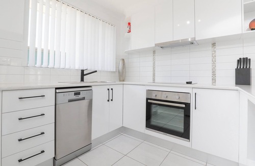 Mildura Central Business District Apartment | Spacious living, family friendly. Open courtyards. Central location Free Wi fi