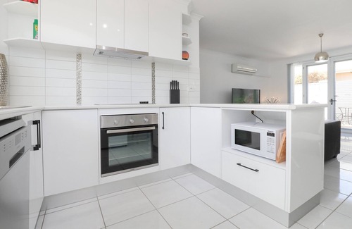 Mildura Central Business District Apartment | Spacious living, family friendly. Open courtyards. Central location Free Wi fi