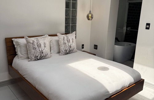 Welkom Cabin | Spacious lodge in enchanting Welkom with WiFi, AC