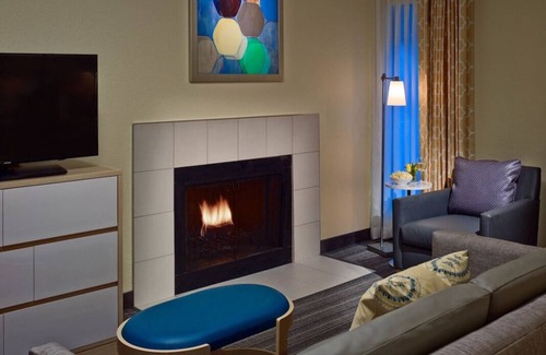 Chesterfield House | Spacious Loft Suite with Fully-equipped Kitchen! W/ Pool & Sports Court Onsite!