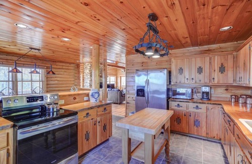 Mineral Bluff Cabin | Spacious Log Cabin - Outdoor Firepit! Fast Wifi.