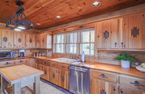Mineral Bluff Cabin | Spacious Log Cabin - Outdoor Firepit! Fast Wifi.