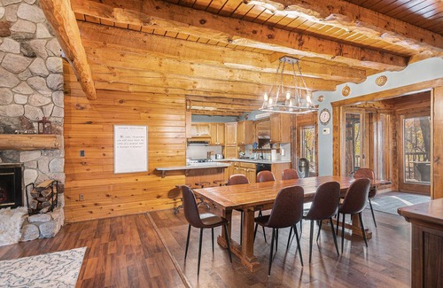 Burnips Cabin | Spacious Log Cabin on Golf Course, +Indoor Hot Tub