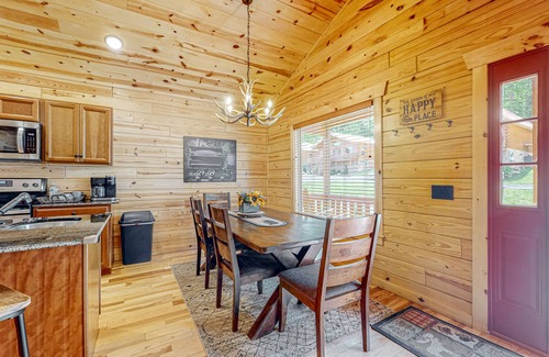 White Oak Lodge Cabin | Spacious log cabin w/hot tub, free attraction tickets, & screened-in porch
