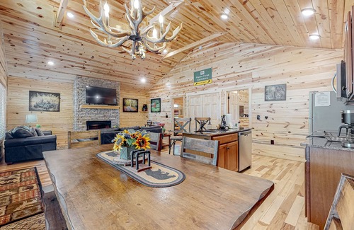 White Oak Lodge Cabin | Spacious log cabin w/hot tub, free attraction tickets, & screened-in porch