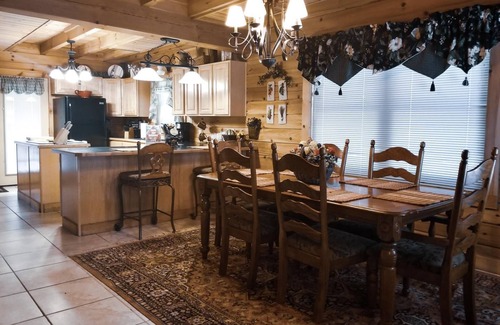Ridgedale House | SPACIOUS LOG HOME near Big Cedar and Branson w/Hottub