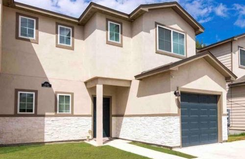 North San Antonio - SAT House | Spacious Lux 3BR 3BA Home w 12 Arcade Games & HotTub- w Private Garage & Private backyard