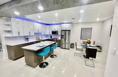 Coral Way House | Spacious Lux Casa Azul 4-bedroom with pool house in charming Miami!