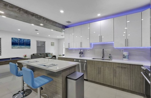 Coral Way House | Spacious Lux Casa Azul 4-bedroom with pool house in charming Miami!