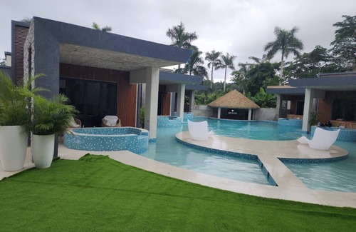 Claremont Villa | Spacious Luxury villa with 10 bedrooms and WiFi, AC in peaceful Drax Hall Estate