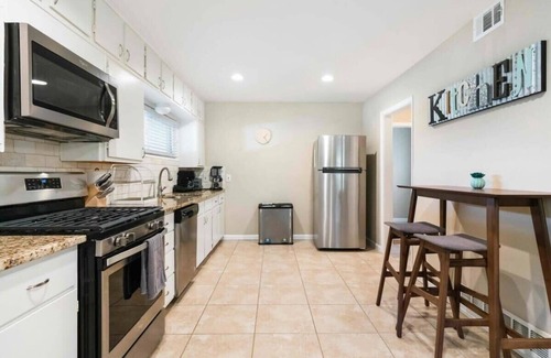 Irving House | Spacious Luxurious House, Big Groups and Pool