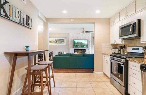 Irving House | Spacious Luxurious House, Big Groups and Pool