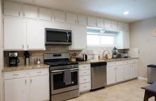 Irving House | Spacious Luxurious House, Big Groups and Pool