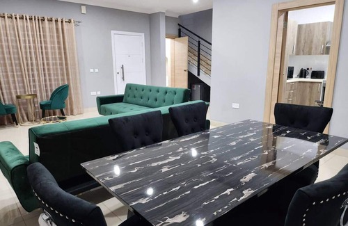 Tema House | Spacious Luxury 3bed Hse in Tema - Netflix, Wi-fi