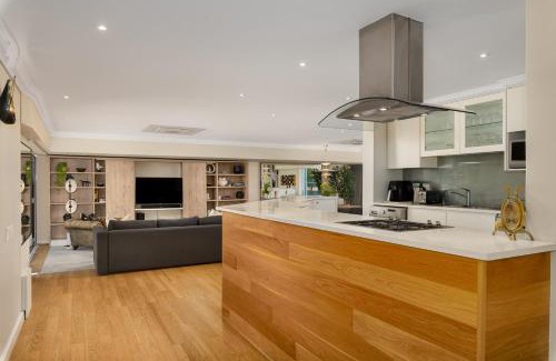 Green Point Apartment | Spacious Luxury Apartment - Waterfront