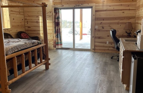 Moscow House | Spacious master suite in basement of log home. 10 minutes from Moscow!