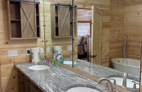Moscow House | Spacious master suite in basement of log home. 10 minutes from Moscow!