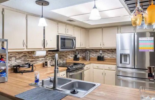 Ellendale House | Spacious Memphis Townhouse - Perfect for Families, Groups & Remote Work!