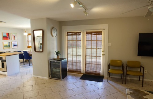 Odessa House | Spacious Mid-Century Modern 3BR 2BT