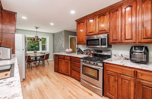 Hot Springs House | Spacious Midcentury home located 1 block from Oaklawn Racing and Gaming