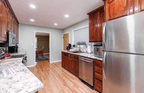 Hot Springs House | Spacious Midcentury home located 1 block from Oaklawn Racing and Gaming