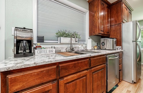 Hot Springs House | Spacious Midcentury home located 1 block from Oaklawn Racing and Gaming