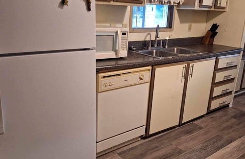 Lakeland House | Spacious mobile home with 2 bedrooms, 2 bath to enjoy your stay.