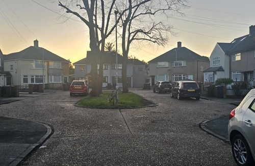 Heath House | Spacious & Modern 2-bed House in Dagenham
