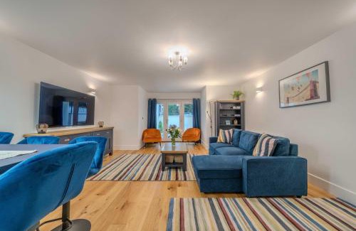 Bristol Apartment | Spacious Modern 2-bed Parking & Wi-Fi & 65"OLED