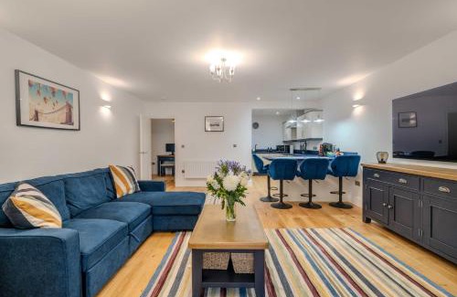 Bristol Apartment | Spacious Modern 2-bed Parking & Wi-Fi & 65"OLED