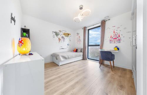 Tower Hamlets Apartment | Spacious Modern 2BR Apartment in the Heart of London