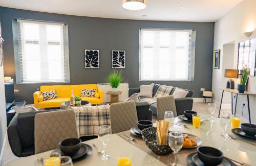 Canton Apartment | SPACIOUS & MODERN 3-BED & High Ceiling