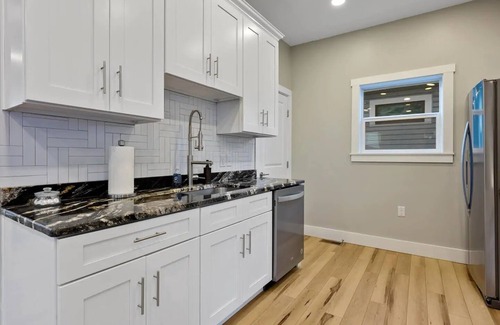 Near East Columbus House | Spacious Modern 3 BR 2.5Bath Central Free Parking