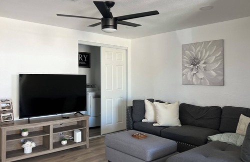 Sunrise Manor House | Spacious Modern 4 BDRM close to airport