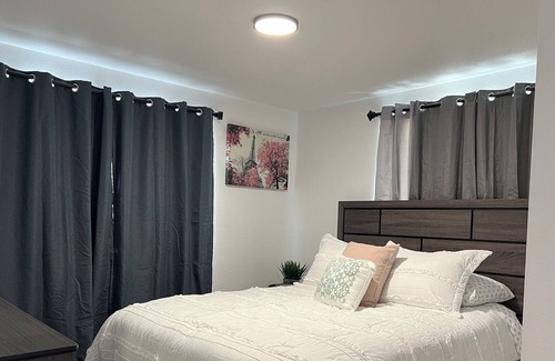 Sunrise Manor House | Spacious Modern 4 BDRM close to airport