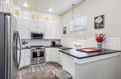 Waco House | Spacious modern 4 bedroom house -downtown Waco near Silo District