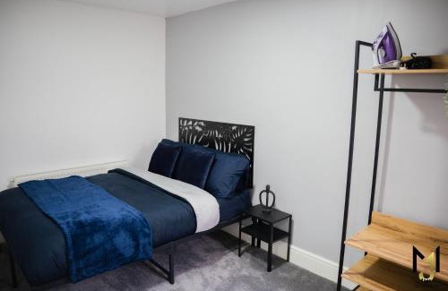 Reading House | Spacious & Modern 5 Bed House - Perfect for Families, Contractors or Large Groups!