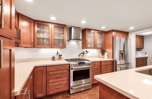 East Queen Anne Apartment | Spacious Modern Apartment in Queen Anne