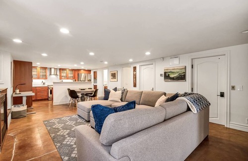 East Queen Anne Apartment | Spacious Modern Apartment in Queen Anne