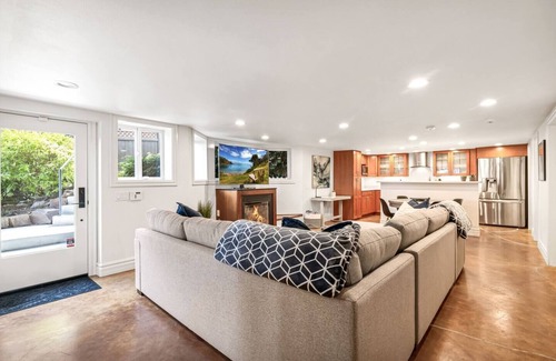 East Queen Anne Apartment | Spacious Modern Apartment in Queen Anne
