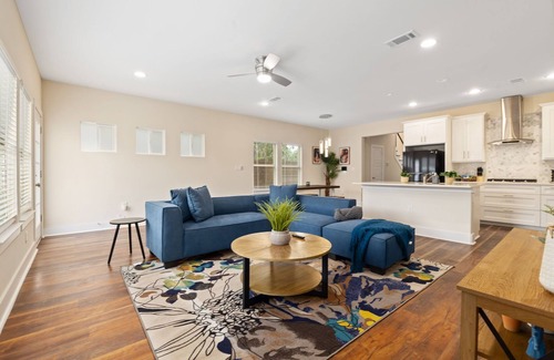 West Dallas House | Spacious Modern Chic 5BR Home in Dallas - 9 Beds!