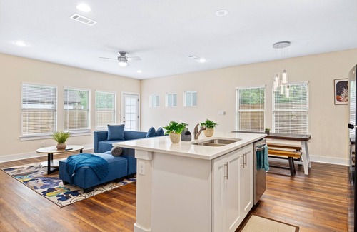 West Dallas House | Spacious Modern Chic 5BR Home in Dallas - 9 Beds!
