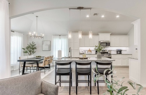 Moore House | Spacious Modern Comfort | Fabulous 15th!