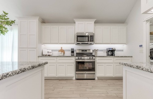 Moore House | Spacious Modern Comfort | Fabulous 15th!