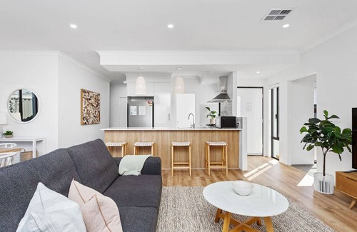 Dianella House | Spacious & modern Dianella!