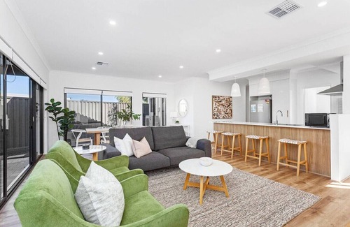 Dianella House | Spacious & modern Dianella!
