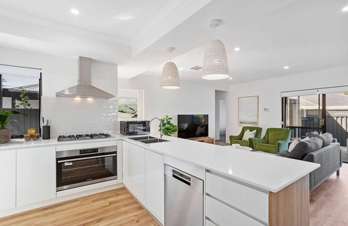 Dianella House | Spacious & modern Dianella!